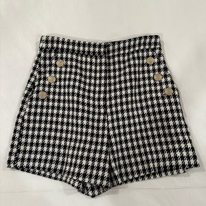 Classic tweed high waisted shorts houndstooth print with gold button details